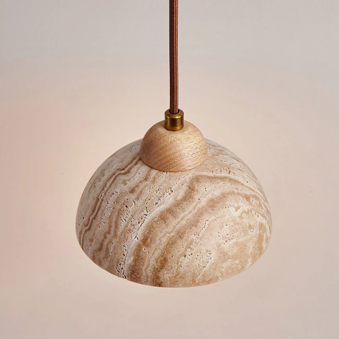 Готовая комбинация подвесных светильников с цилиндрическим и купольным абажуром из камня травертина с деревянным цокалем JAMTE COMBO A L2 Планка Готовая комбинация подвесных светильников с цилиндрическим и купольным абажуром из камня травертина с деревянным цокалем JAMTE COMBO A L2 Планка