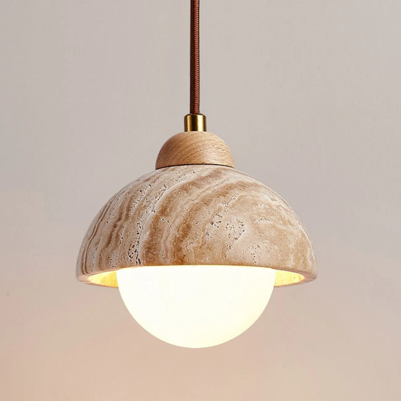 Готовая комбинация подвесных светильников с цилиндрическим и купольным абажуром из камня травертина с деревянным цокалем JAMTE COMBO A L2 Планка Готовая комбинация подвесных светильников с цилиндрическим и купольным абажуром из камня травертина с деревянным цокалем JAMTE COMBO A L2 Планка