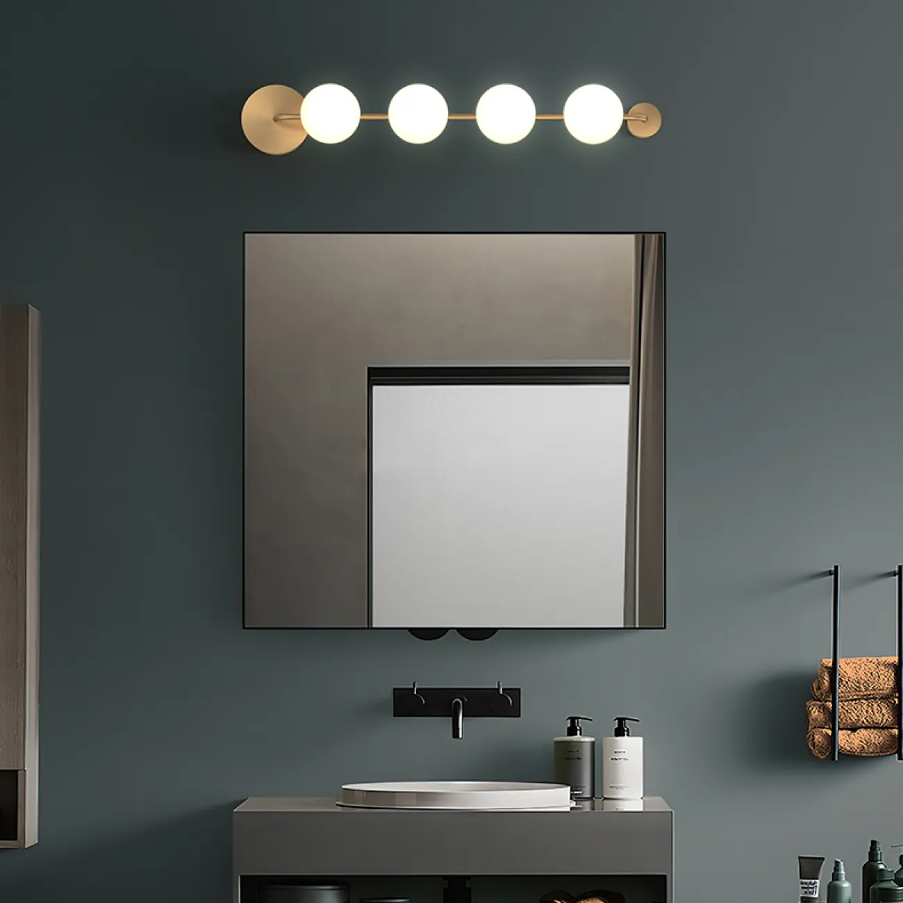 Серия настенных светильников с белыми шарообразными плафонами из стекла на горизонтальной рейке с круглыми креплениями SVALE L65