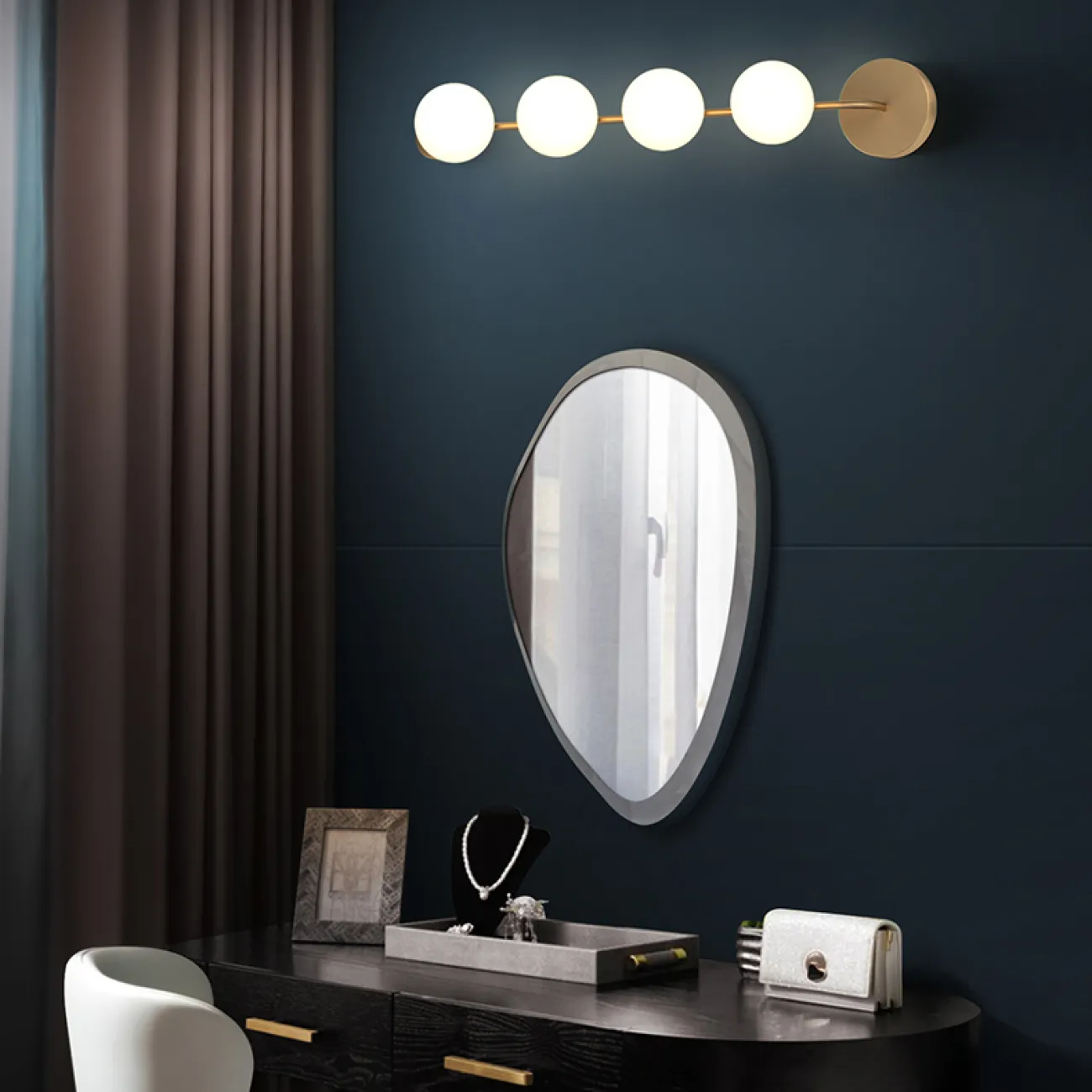 Серия настенных светильников с белыми шарообразными плафонами из стекла на горизонтальной рейке с круглыми креплениями SVALE L65