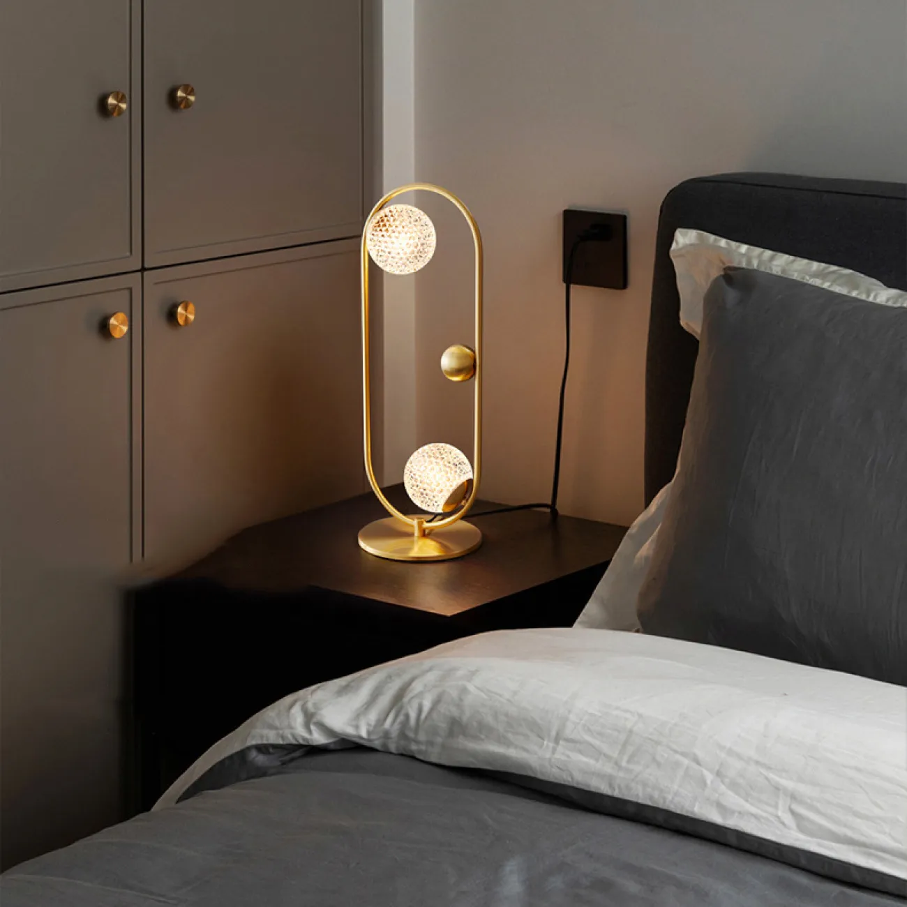 Серия настольных ламп с шарообразным плафоном с кристаллическим рельефом и декоративными металлическими шарами на замкнутом круглом каркасе HOOP TAB LUX D35