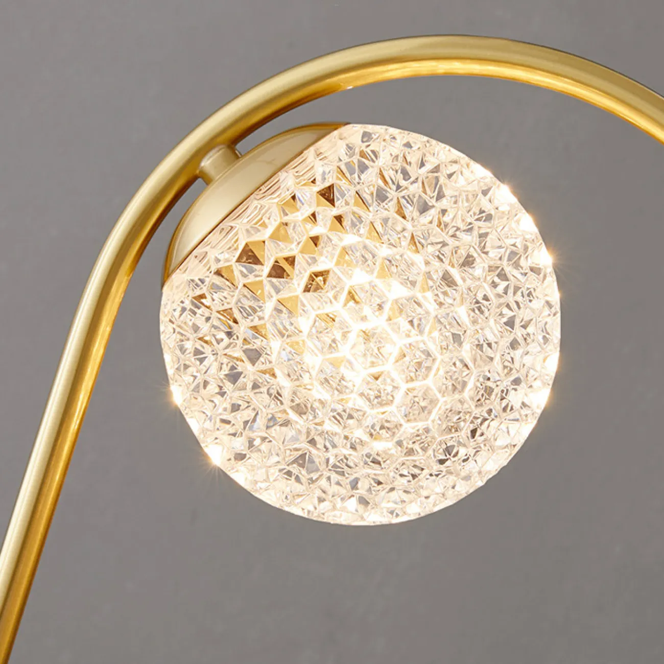 Серия настольных ламп с шарообразным плафоном с кристаллическим рельефом и декоративными металлическими шарами на замкнутом круглом каркасе HOOP TAB LUX D35