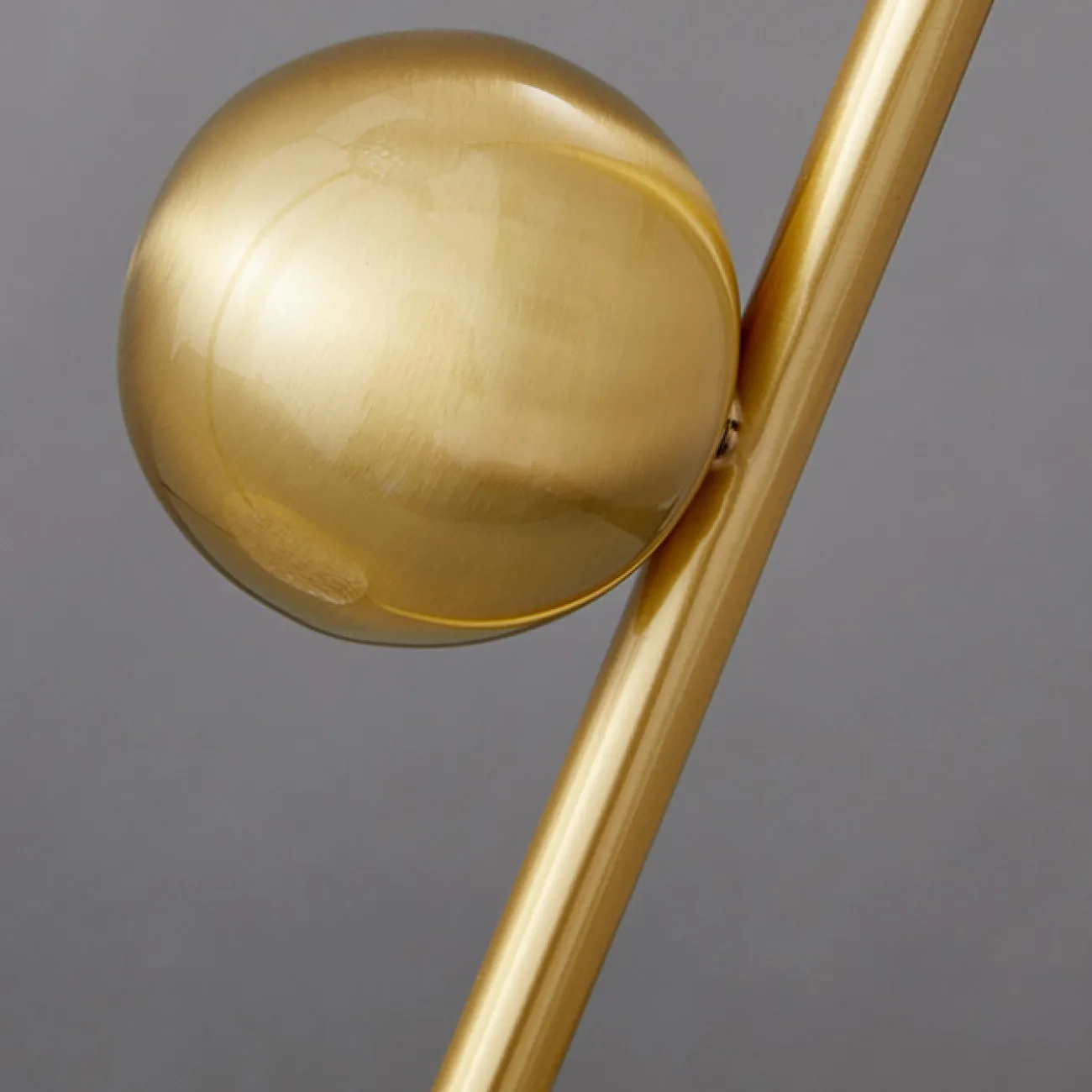 Серия настольных ламп с шарообразным плафоном с кристаллическим рельефом и декоративными металлическими шарами на замкнутом круглом каркасе HOOP TAB LUX D35