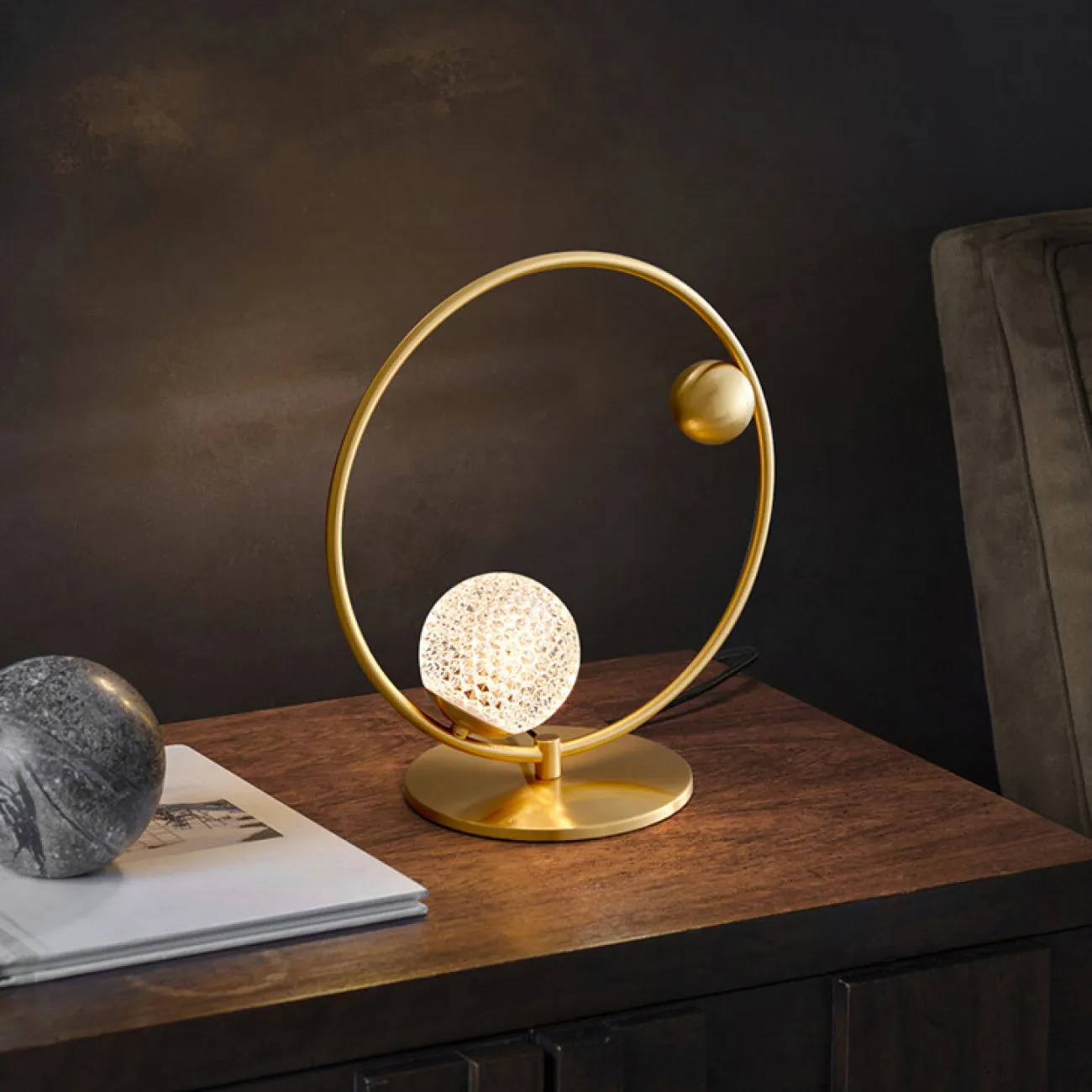 Серия настольных ламп с шарообразным плафоном с кристаллическим рельефом и декоративными металлическими шарами на замкнутом круглом каркасе HOOP TAB LUX D35