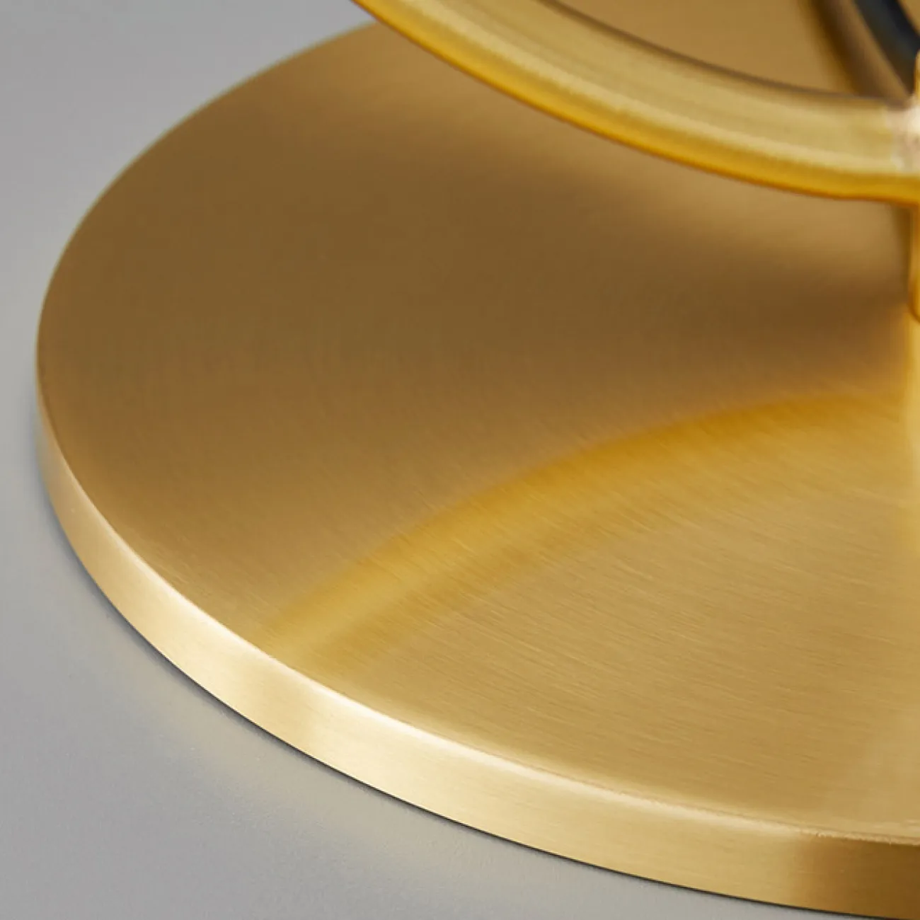 Серия настольных ламп с шарообразным плафоном с кристаллическим рельефом и декоративными металлическими шарами на замкнутом круглом каркасе HOOP TAB LUX D35