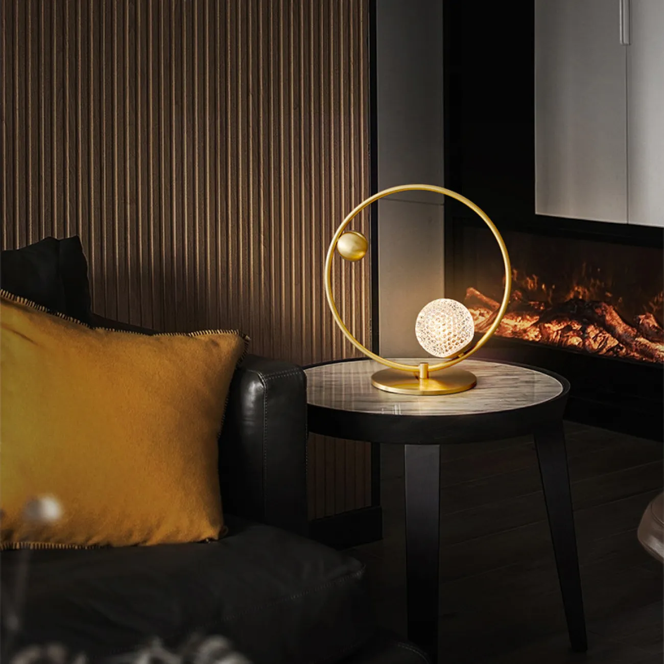 Серия настольных ламп с шарообразным плафоном с кристаллическим рельефом и декоративными металлическими шарами на замкнутом круглом каркасе HOOP TAB LUX D35