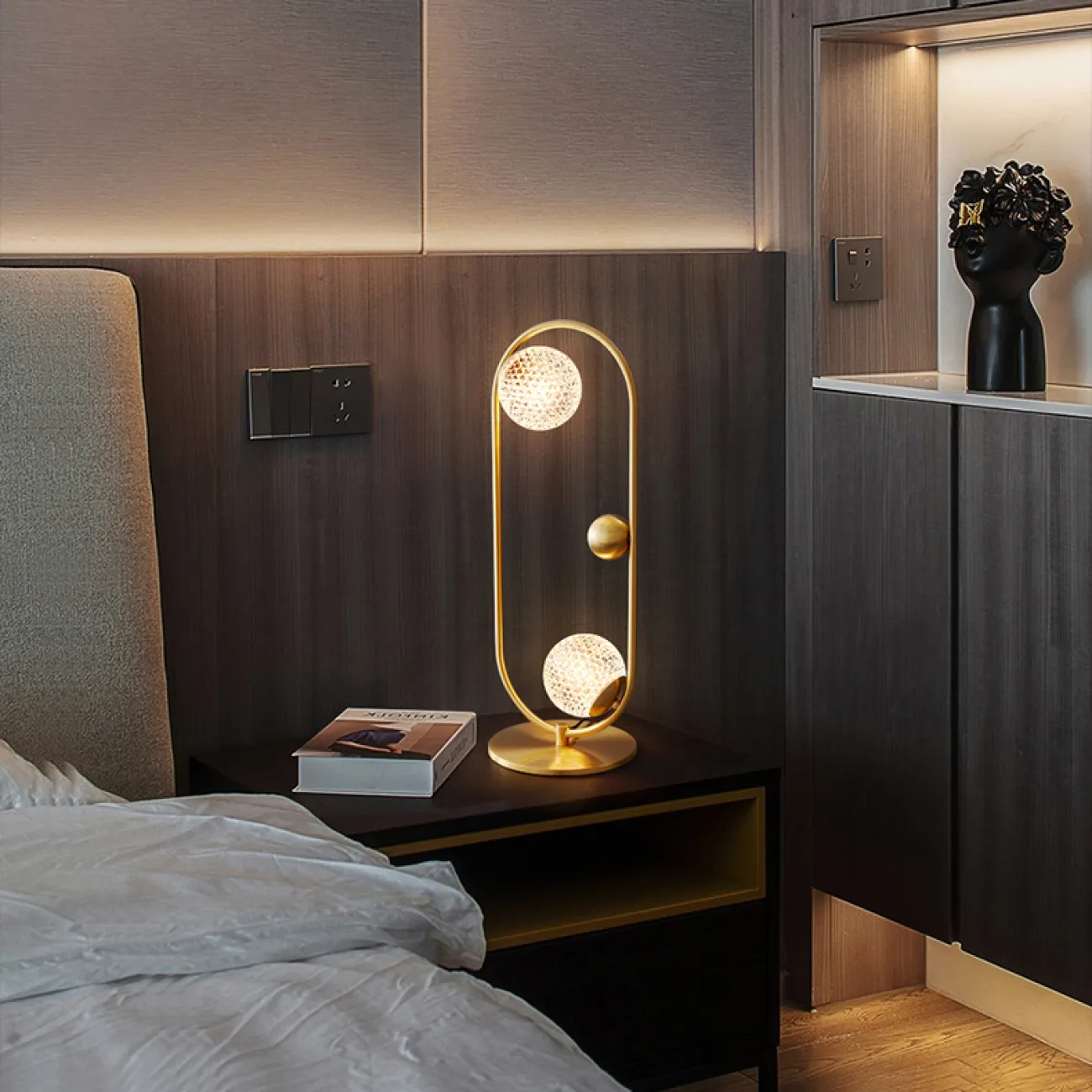 Серия настольных ламп с шарообразным плафоном с кристаллическим рельефом и декоративными металлическими шарами на замкнутом круглом каркасе HOOP TAB LUX D35