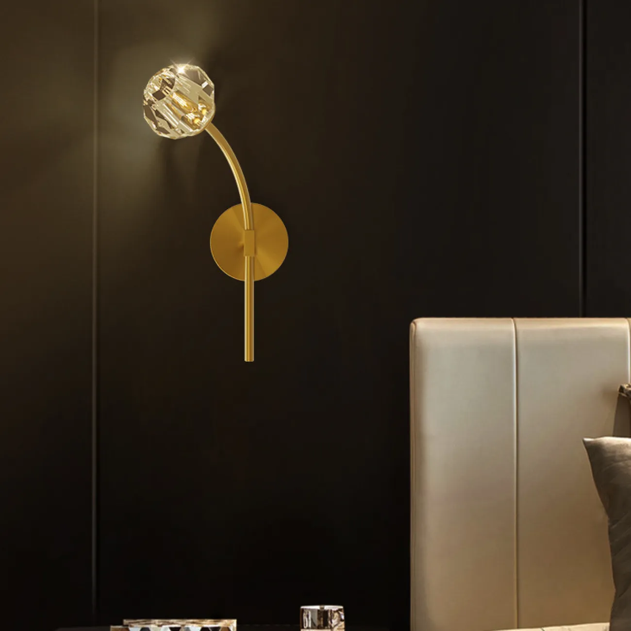 Серия настенных светодиодных светильников с хрустальными плафонами в форме кристаллов на изогнутых рожках RH E WALL L2 Left Black