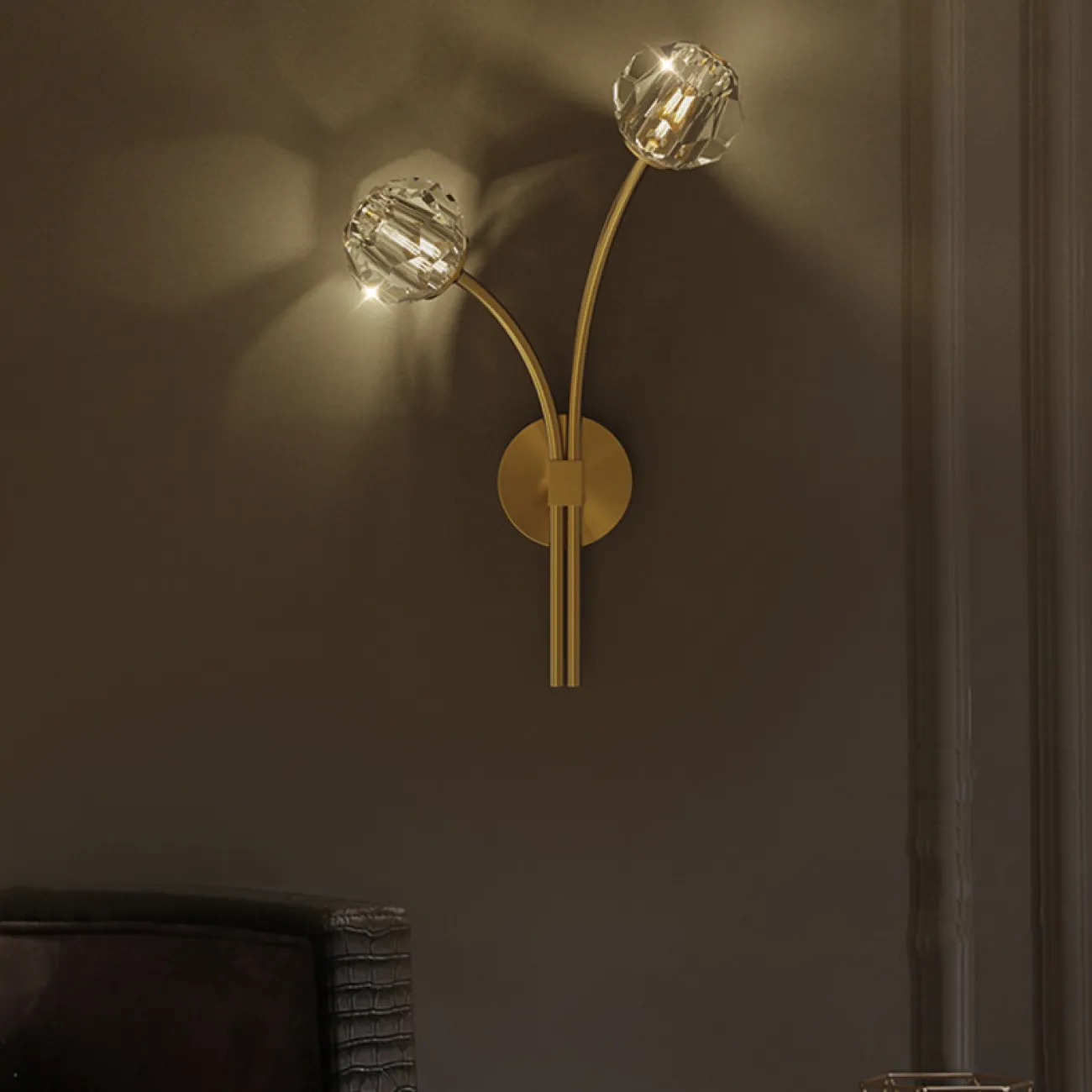 Серия настенных светодиодных светильников с хрустальными плафонами в форме кристаллов на изогнутых рожках RH E WALL L2 Left Black