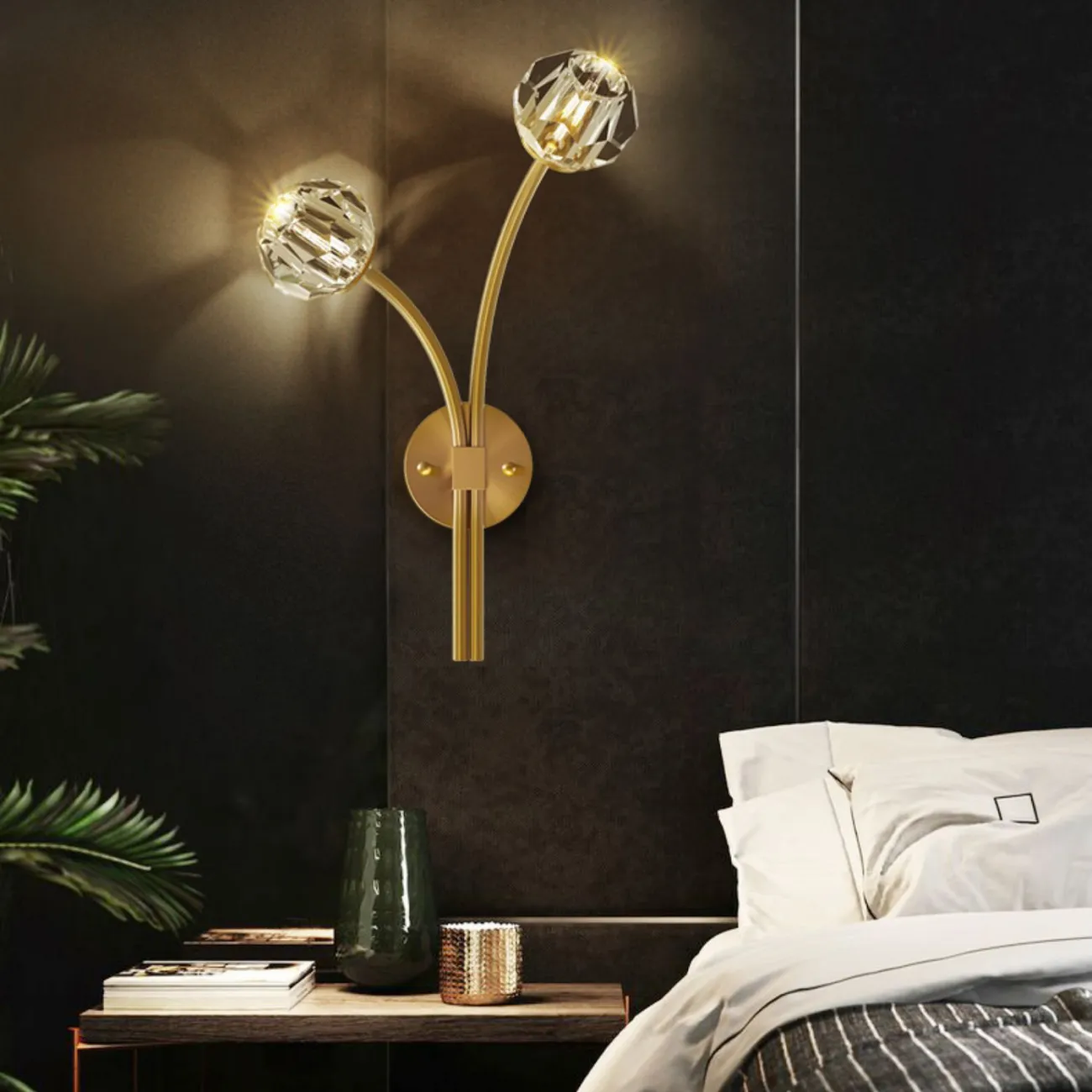 Серия настенных светодиодных светильников с хрустальными плафонами в форме кристаллов на изогнутых рожках RH E WALL L2 Left Black