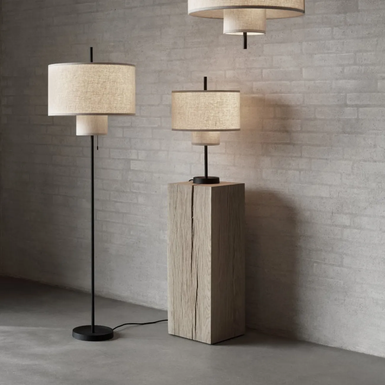 Напольный светильник с двухъярусным цилиндрическим абажуром из белого текстиля ANDREAN FL Напольный светильник с двухъярусным цилиндрическим абажуром из белого текстиля ANDREAN FL