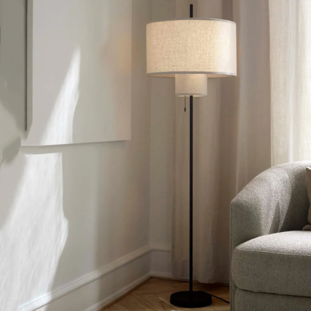 Напольный светильник с двухъярусным цилиндрическим абажуром из белого текстиля ANDREAN FL Напольный светильник с двухъярусным цилиндрическим абажуром из белого текстиля ANDREAN FL