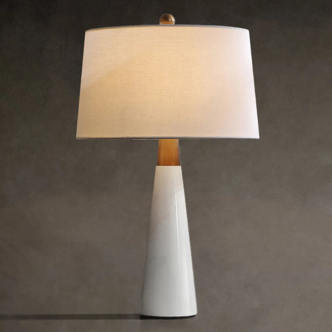 Серия настольных светильников с цилиндрическим текстильным абажуром и коническим основанием из светлого и темного мрамора BETTY Black