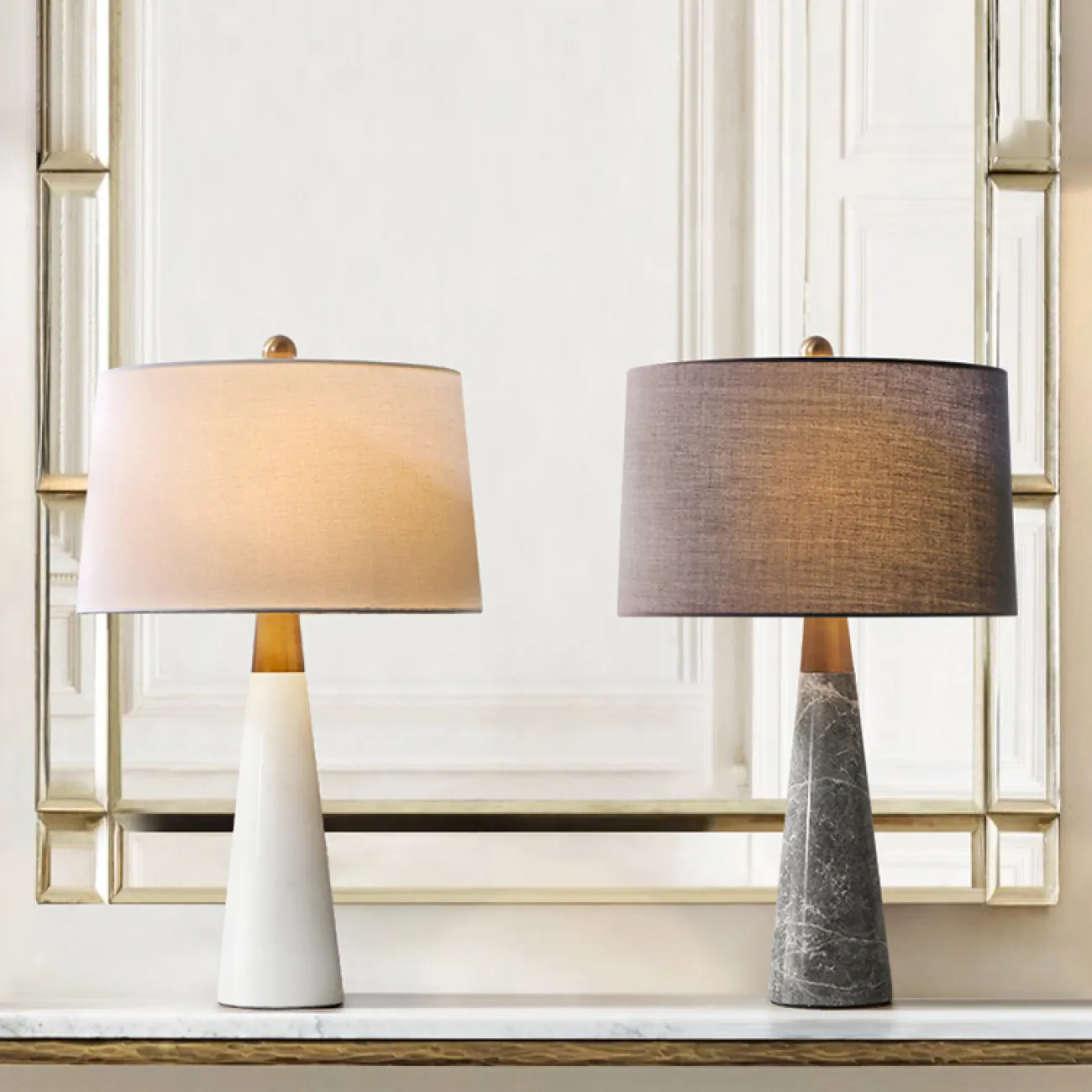 Серия настольных светильников с цилиндрическим текстильным абажуром и коническим основанием из светлого и темного мрамора BETTY Black
