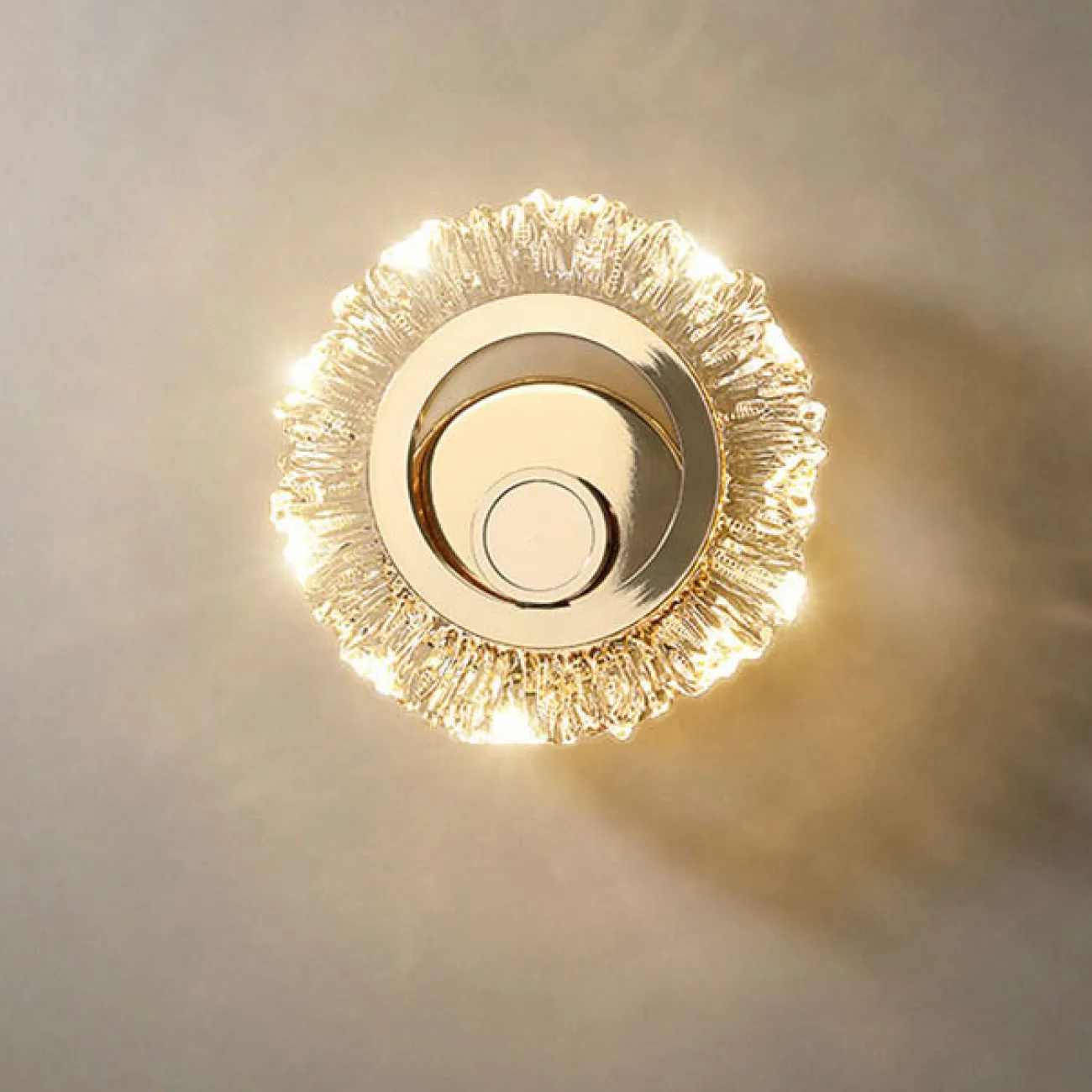 Настенный светодиодный светильник с закольцованным рассеивателем, стилизованным под лепестки на кронштейне с круглым креплением MILIA WALL Настенный светодиодный светильник с закольцованным рассеивателем, стилизованным под лепестки на кронштейне с круглым креплением MILIA WALL