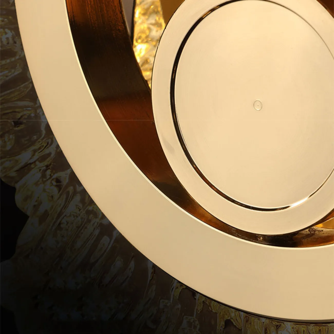 Настенный светодиодный светильник с закольцованным рассеивателем, стилизованным под лепестки на кронштейне с круглым креплением MILIA WALL Настенный светодиодный светильник с закольцованным рассеивателем, стилизованным под лепестки на кронштейне с круглым креплением MILIA WALL