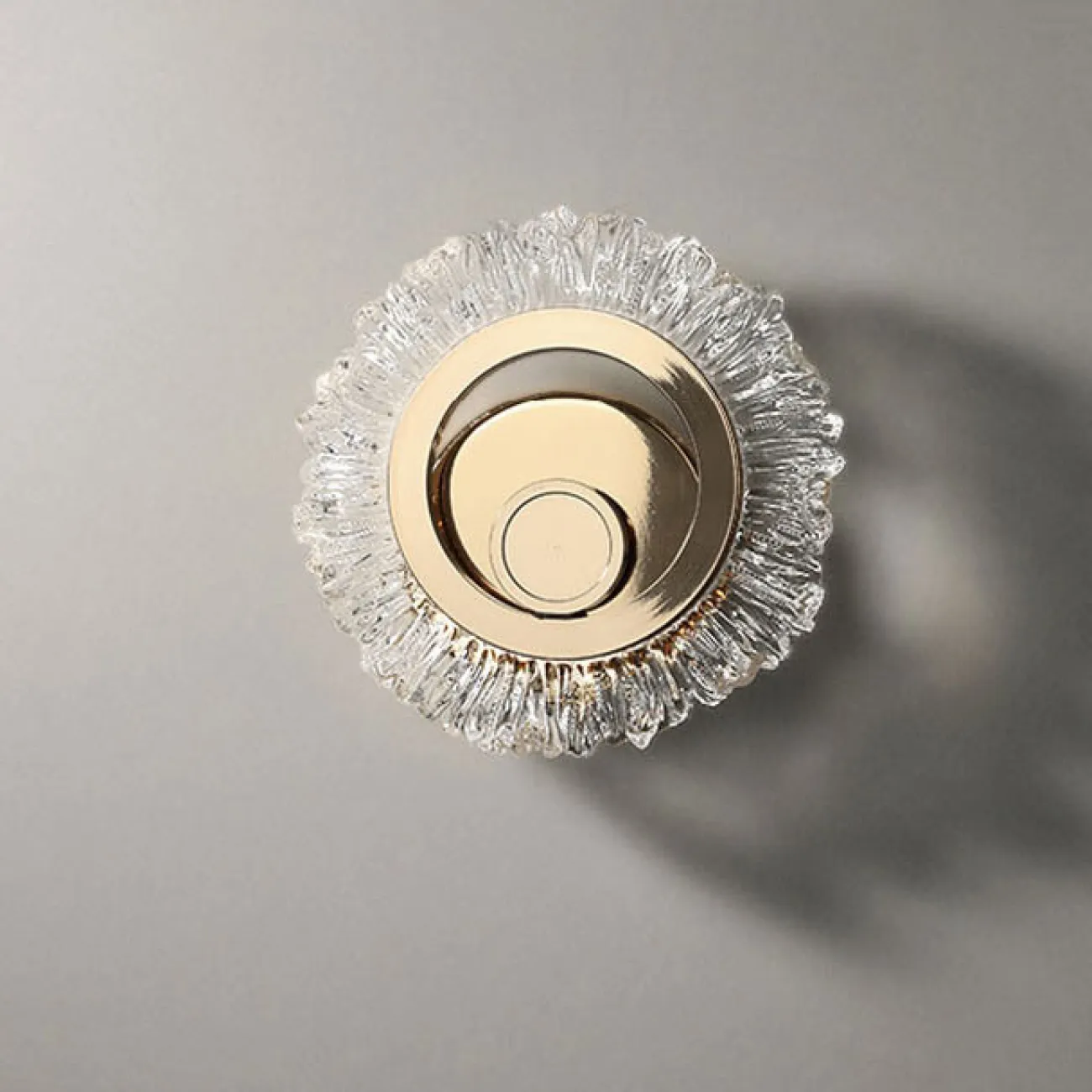 Настенный светодиодный светильник с закольцованным рассеивателем, стилизованным под лепестки на кронштейне с круглым креплением MILIA WALL Настенный светодиодный светильник с закольцованным рассеивателем, стилизованным под лепестки на кронштейне с круглым креплением MILIA WALL