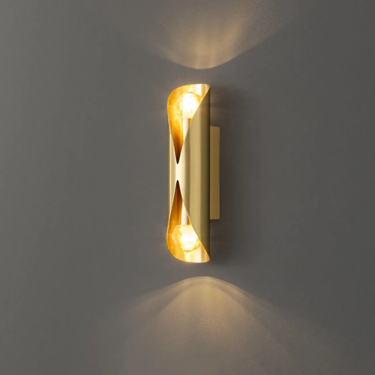 Серия бра с шарообразными рельефными плафонами в цилиндрическом корпусе из латуни H65 TUVE Brass