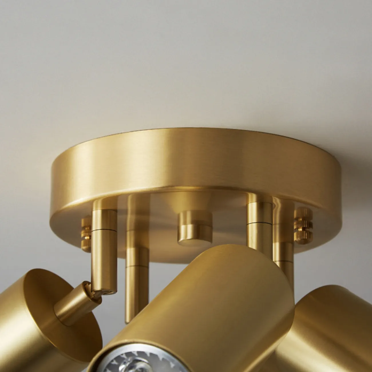 Серия светильников с поворотными цилиндрическими спотами из настоящей латуни HALLER L3 Серия светильников с поворотными цилиндрическими спотами из настоящей латуни HALLER L3