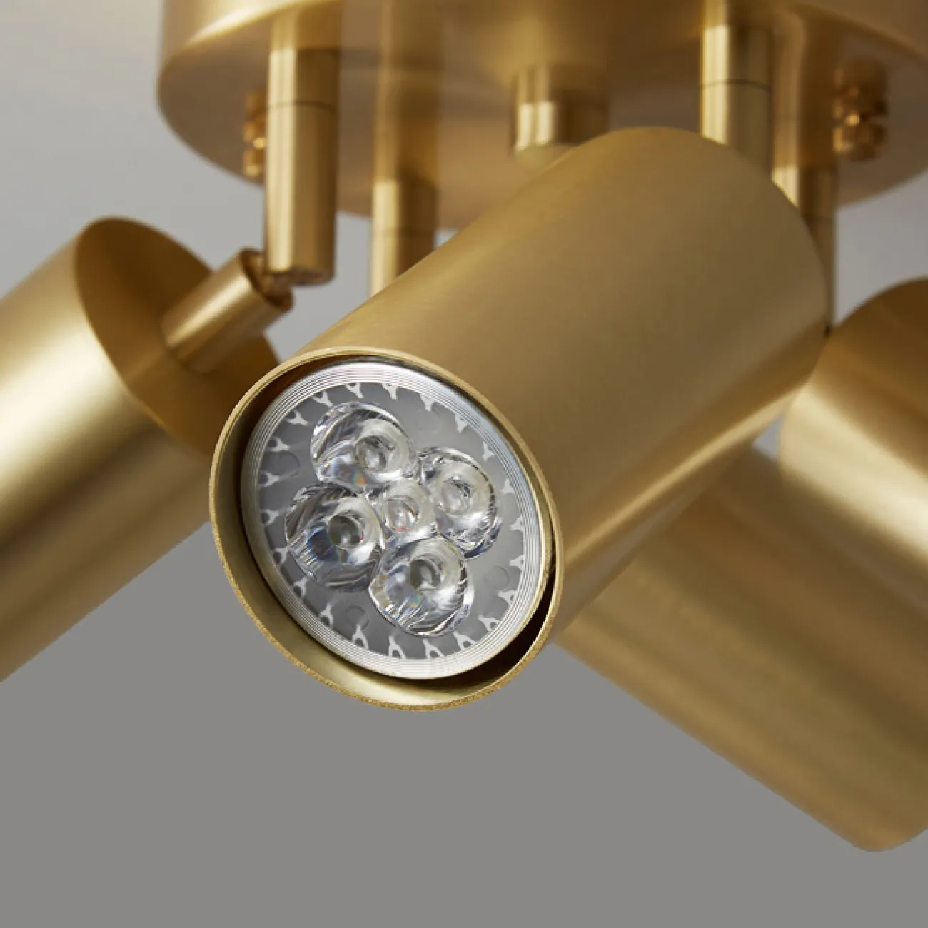 Серия светильников с поворотными цилиндрическими спотами из настоящей латуни HALLER L3 Серия светильников с поворотными цилиндрическими спотами из настоящей латуни HALLER L3