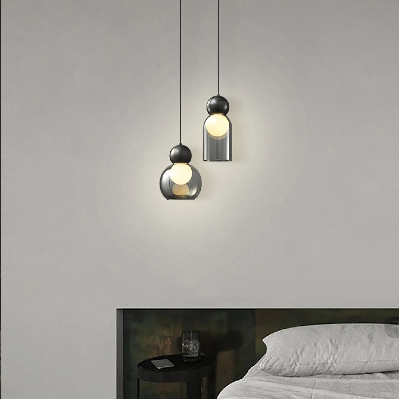 Готовая комбинация подвесных светильников с двумя шарообразными плафонами в стеклянном корпусе из дымчатого и прозрачного стекла FANUEL DUO Brass