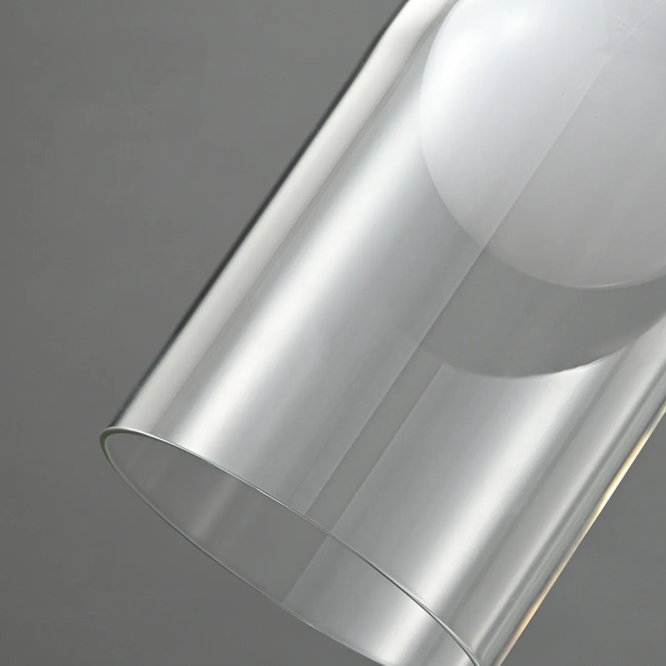 Готовая комбинация подвесных светильников с двумя шарообразными плафонами в стеклянном корпусе из дымчатого и прозрачного стекла FANUEL DUO Brass