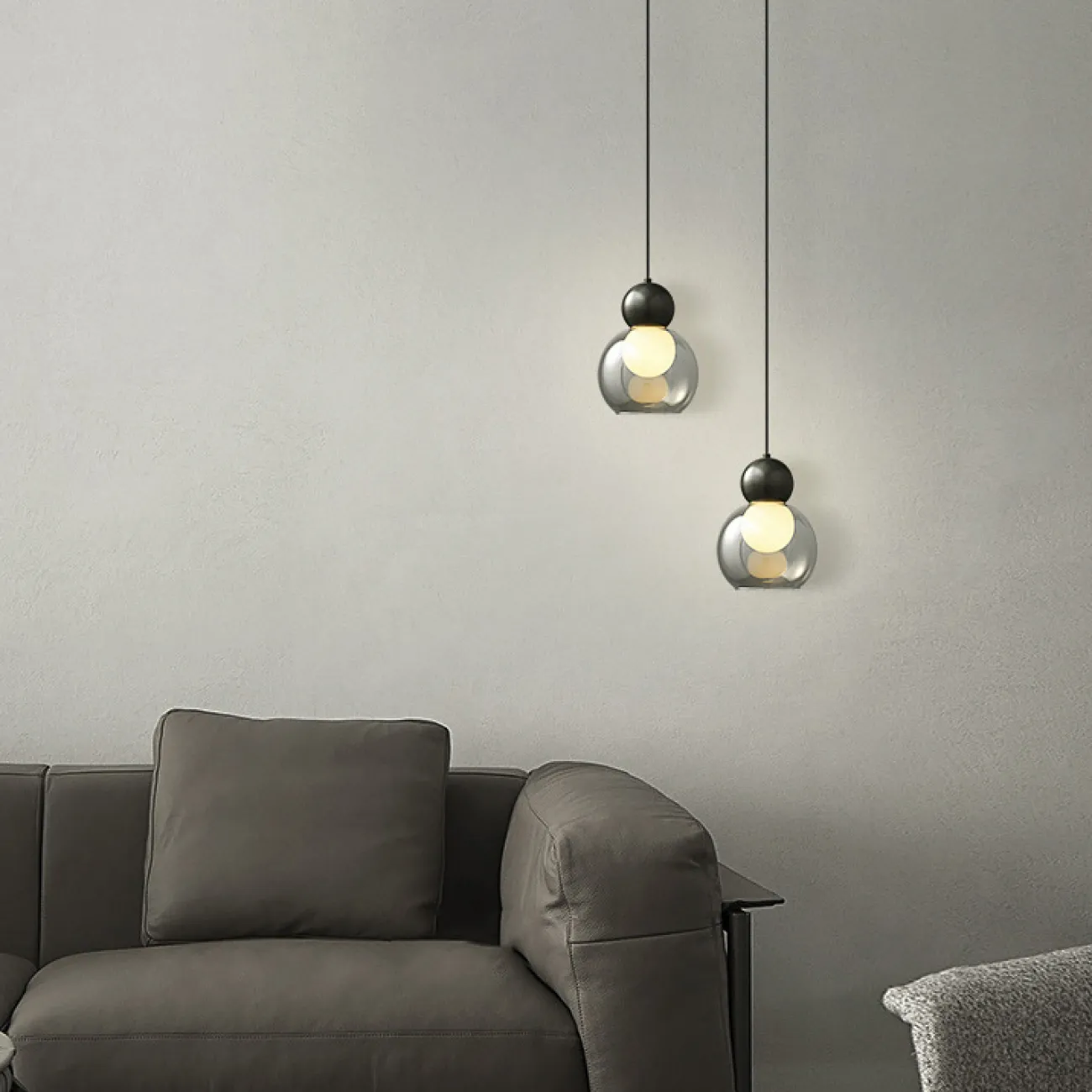 Готовая комбинация подвесных светильников с двумя шарообразными плафонами в стеклянном корпусе из дымчатого и прозрачного стекла FANUEL DUO Brass