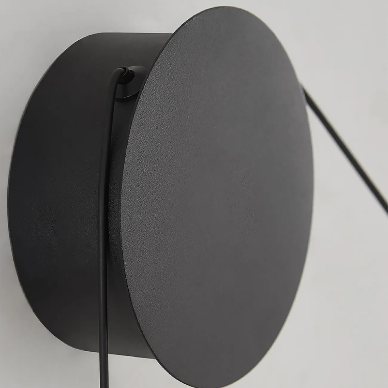 Парные светодиодные бра в виде комбинации светящегося кольца и спота на натяжном тросе HOOK Right