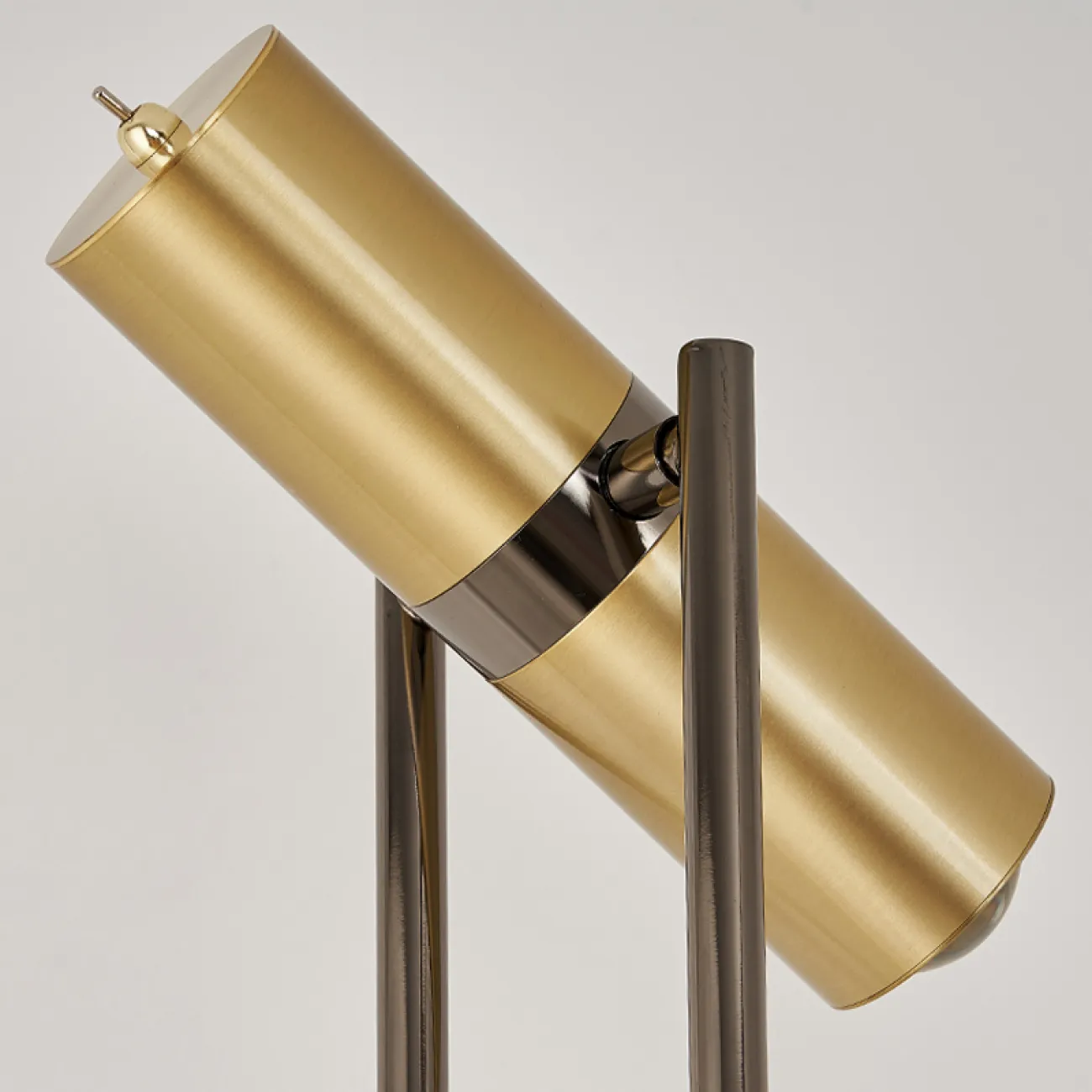 Светодиодный торшер с двумя поворотными цилиндрическими спотами на раздвоенной стойке VIDAR Светодиодный торшер с двумя поворотными цилиндрическими спотами на раздвоенной стойке VIDAR