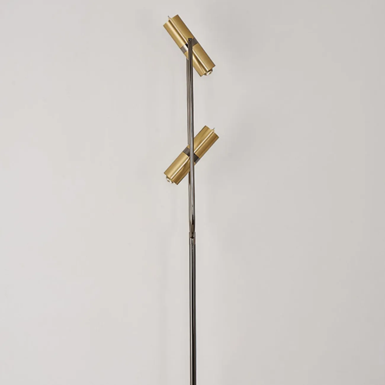 Светодиодный торшер с двумя поворотными цилиндрическими спотами на раздвоенной стойке VIDAR Светодиодный торшер с двумя поворотными цилиндрическими спотами на раздвоенной стойке VIDAR