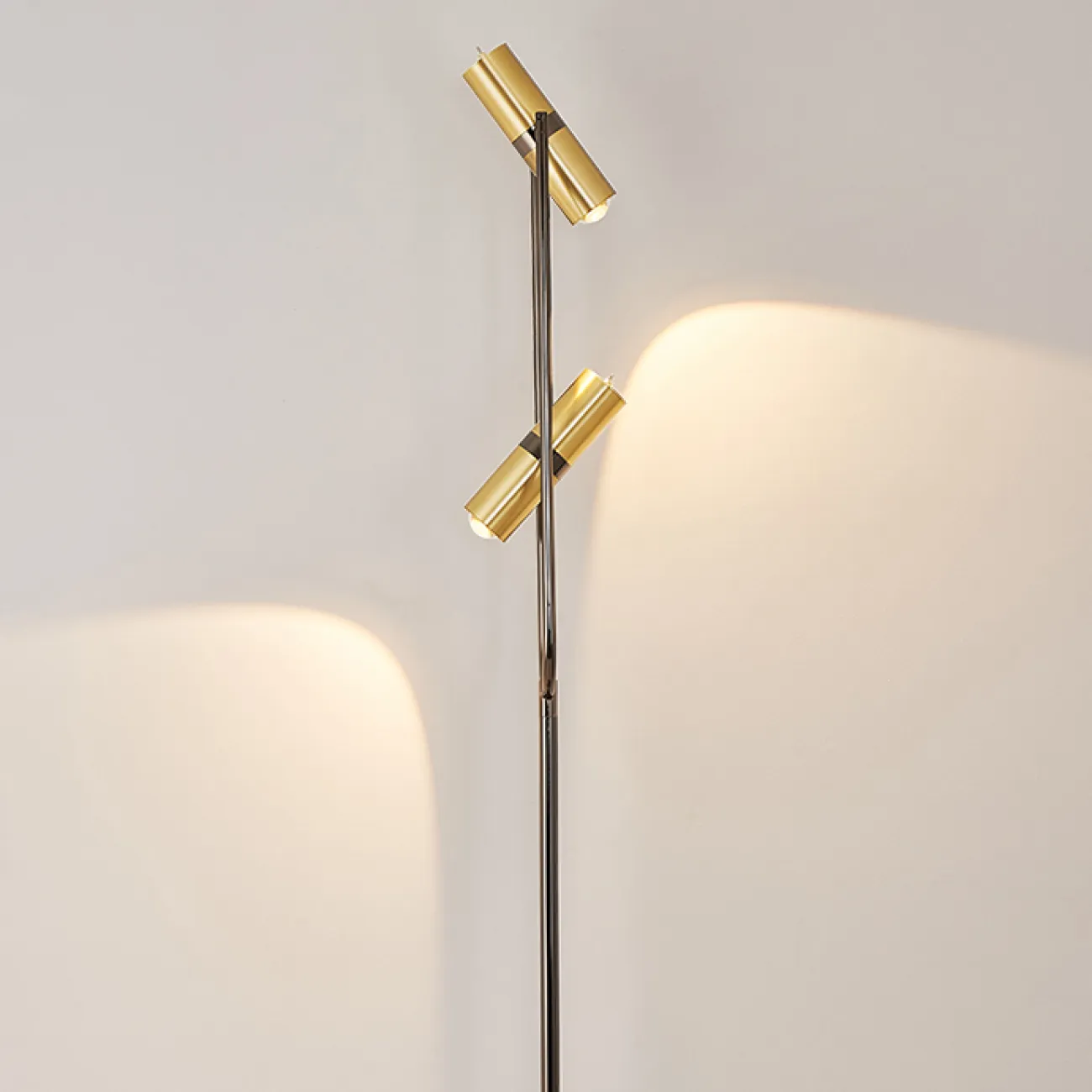 Светодиодный торшер с двумя поворотными цилиндрическими спотами на раздвоенной стойке VIDAR Светодиодный торшер с двумя поворотными цилиндрическими спотами на раздвоенной стойке VIDAR