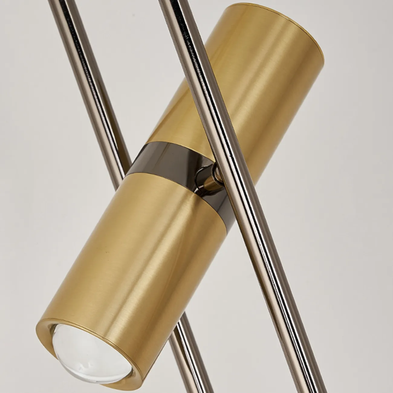 Светодиодный торшер с двумя поворотными цилиндрическими спотами на раздвоенной стойке VIDAR Светодиодный торшер с двумя поворотными цилиндрическими спотами на раздвоенной стойке VIDAR