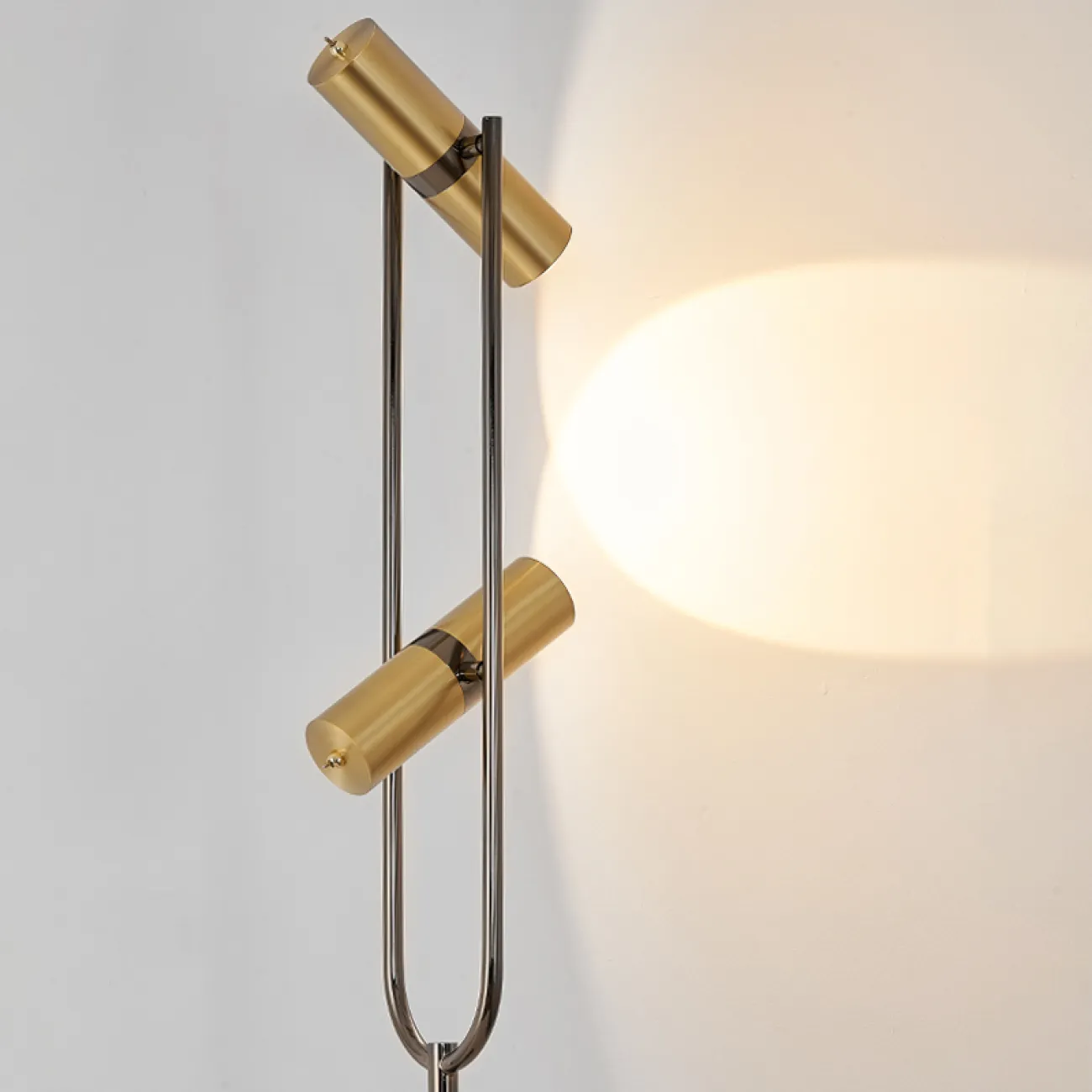 Светодиодный торшер с двумя поворотными цилиндрическими спотами на раздвоенной стойке VIDAR Светодиодный торшер с двумя поворотными цилиндрическими спотами на раздвоенной стойке VIDAR