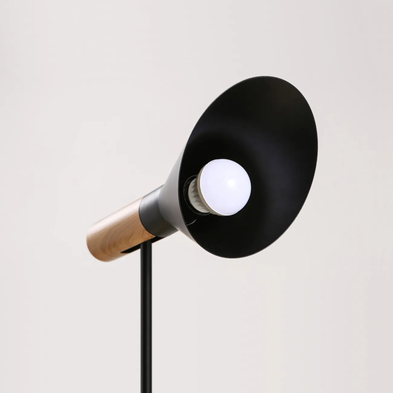 Торшер AJ Floor by Arne Jacobsen for Louis Poulsen от ImperiumLoft