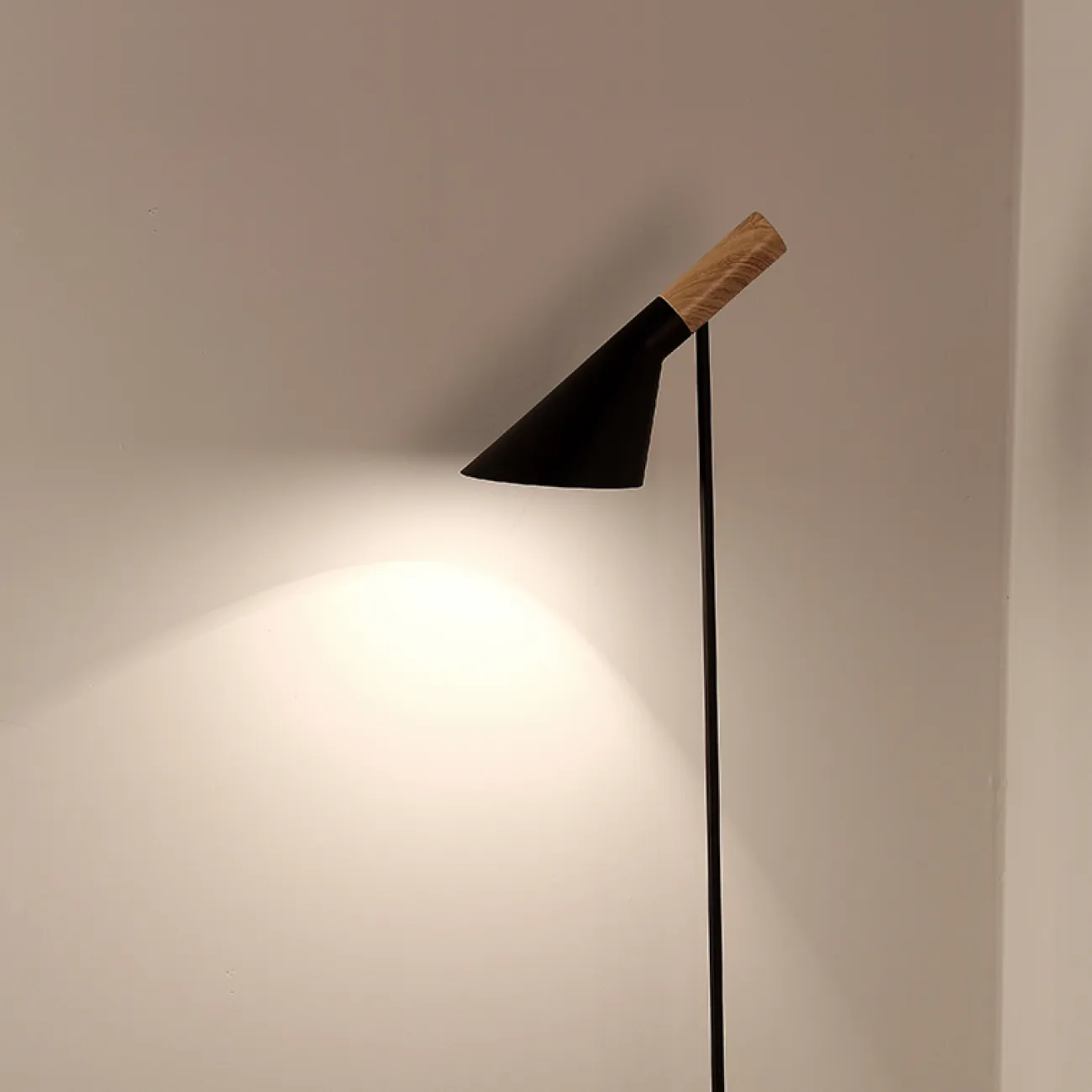 Торшер AJ Floor by Arne Jacobsen for Louis Poulsen от ImperiumLoft