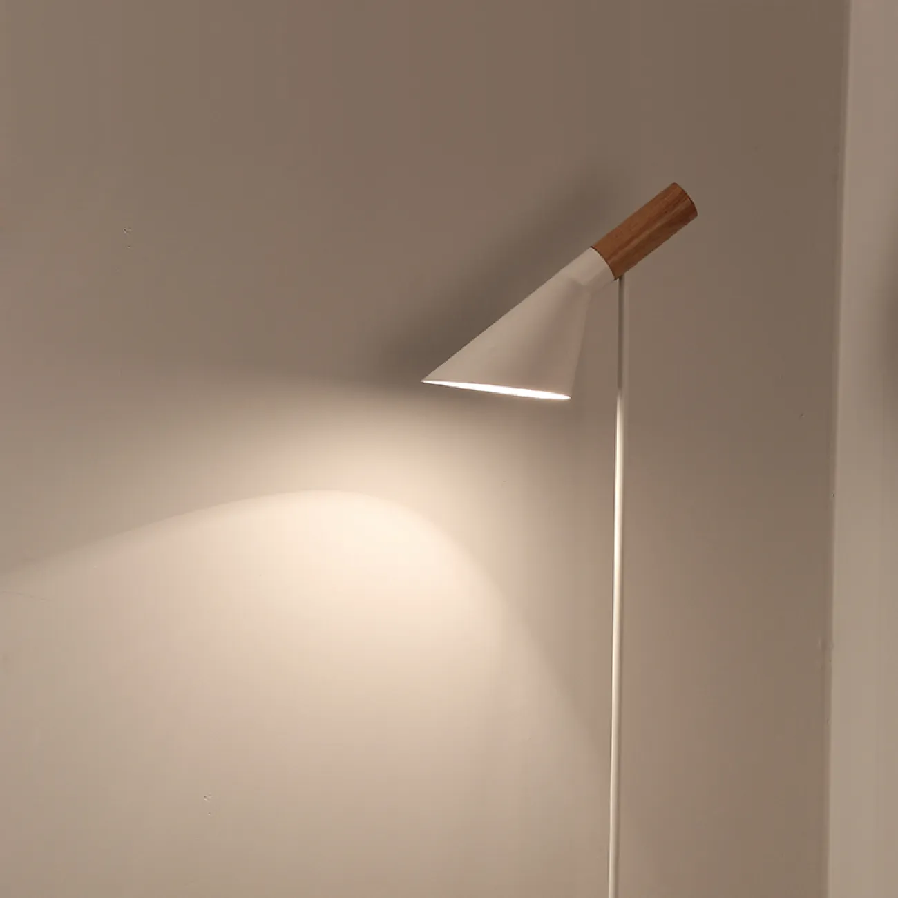 Торшер AJ Floor by Arne Jacobsen for Louis Poulsen от ImperiumLoft