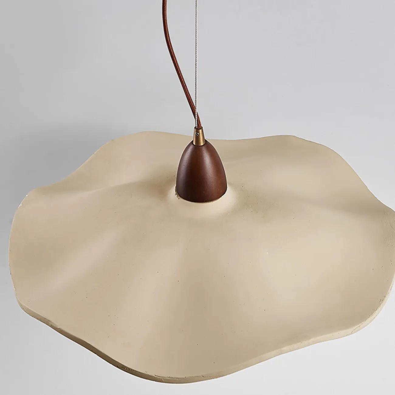 Готовая комбинация подвесных светильников с купольными абажурами из керамики и дерева с природными мотивами ARMIN COMBO L80