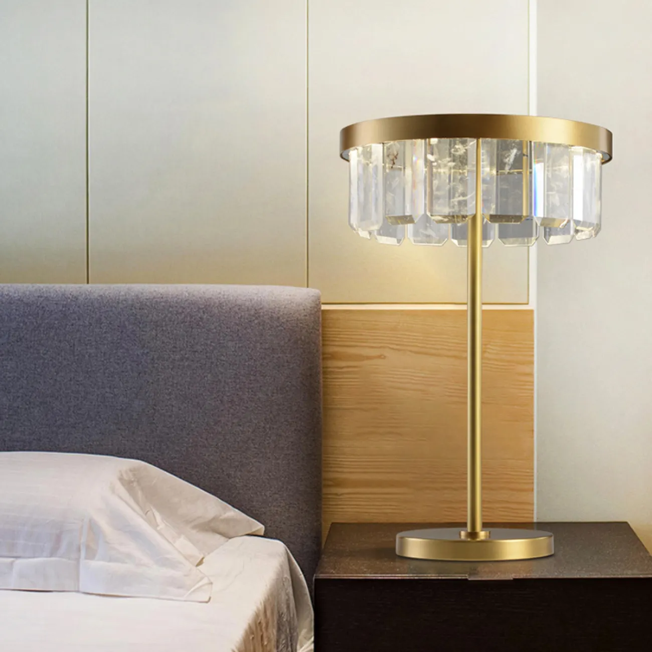 Серия настольных светодиодных светильников с абажуром из прямоугольных хрустальных пластин на одной и двух стойках  CAPELLA TAB A