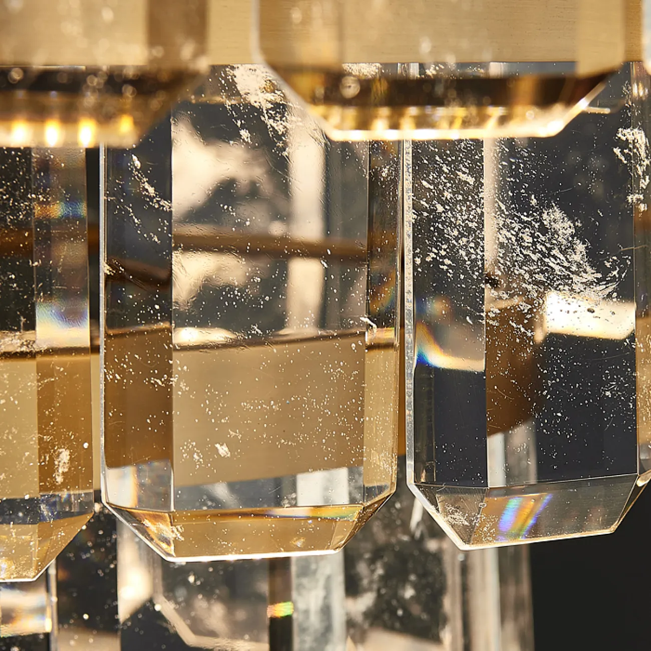 Серия настольных светодиодных светильников с абажуром из прямоугольных хрустальных пластин на одной и двух стойках  CAPELLA TAB A