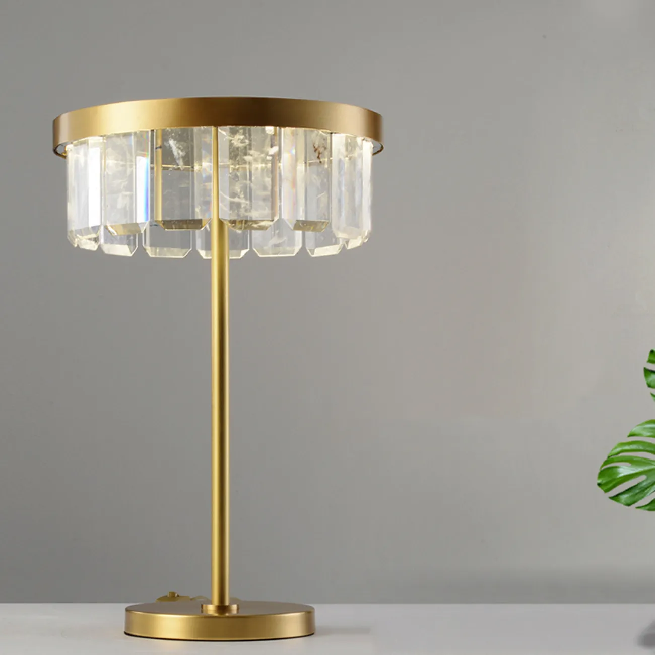 Серия настольных светодиодных светильников с абажуром из прямоугольных хрустальных пластин на одной и двух стойках  CAPELLA TAB A