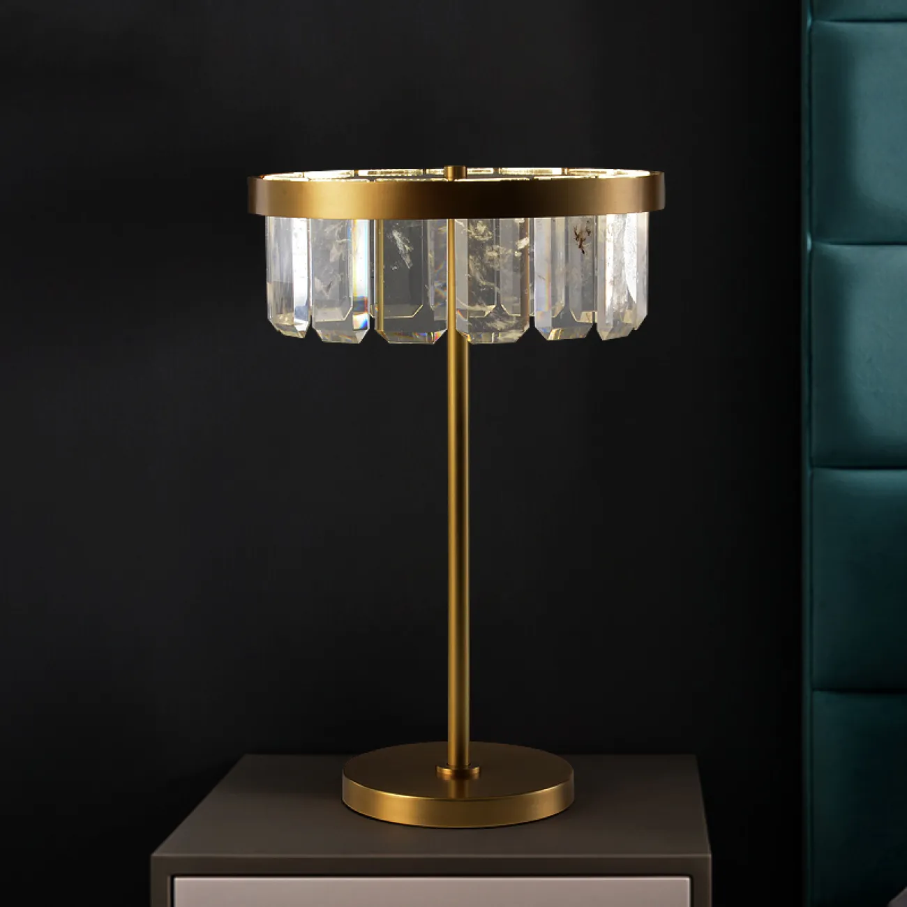 Серия настольных светодиодных светильников с абажуром из прямоугольных хрустальных пластин на одной и двух стойках  CAPELLA TAB A