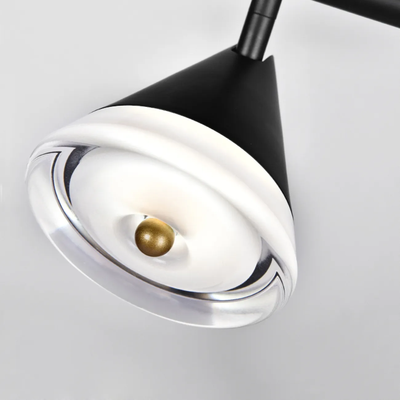 Светодиодная люстра в минималистском стиле Светодиодная люстра в минималистском стиле