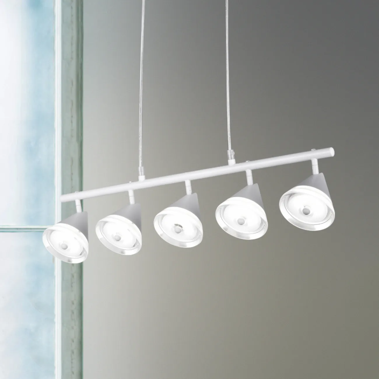 Светодиодная люстра в минималистском стиле Светодиодная люстра в минималистском стиле