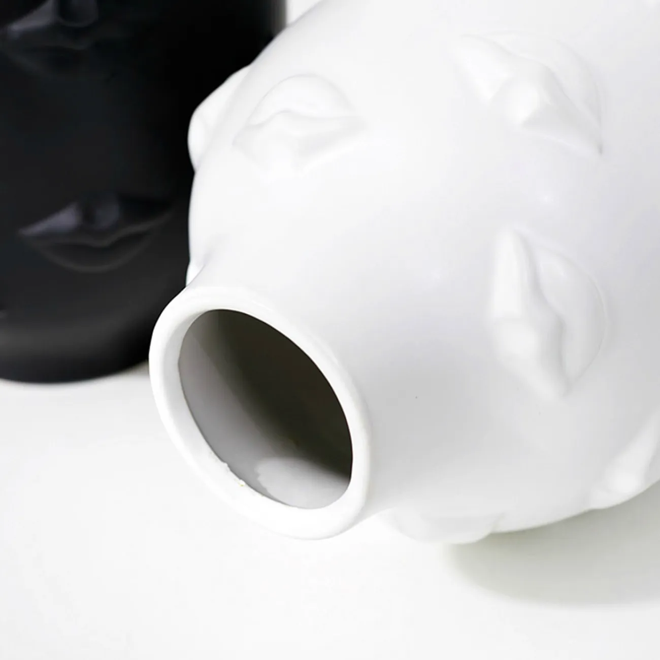 Дизайнерская статуэтка губы ваза LaLume-SKT00183 