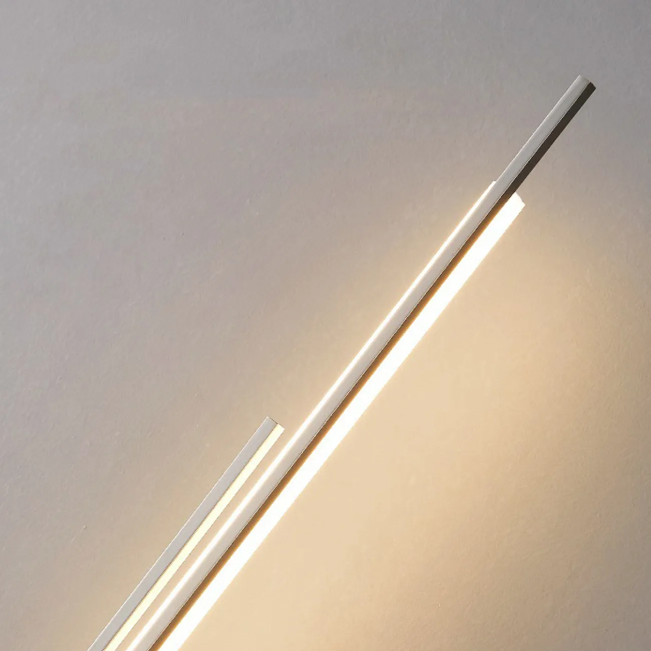 Серия настенных светодиодных светильников с прямоугольными светящимися стержнями на круглом креплении TINUS H83 Brass Серия настенных светодиодных светильников с прямоугольными светящимися стержнями на круглом креплении TINUS H83 Brass