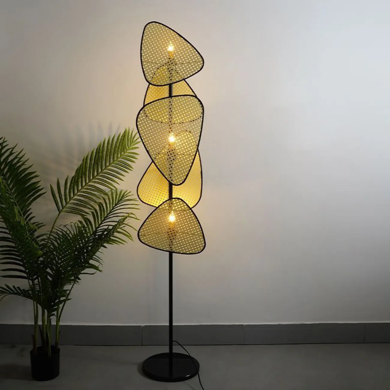 Напольный светильник с разноуровневыми треугольными рассеивателями из бамбукового плетения RAVDNA B FL Напольный светильник с разноуровневыми треугольными рассеивателями из бамбукового плетения RAVDNA B FL