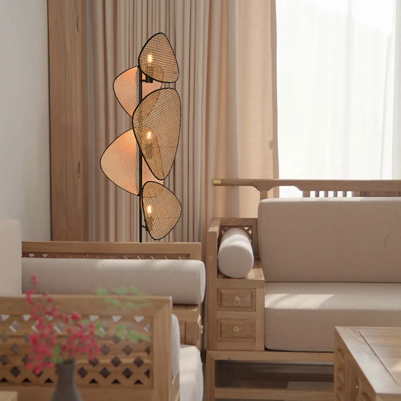 Напольный светильник с разноуровневыми треугольными рассеивателями из бамбукового плетения RAVDNA B FL Напольный светильник с разноуровневыми треугольными рассеивателями из бамбукового плетения RAVDNA B FL