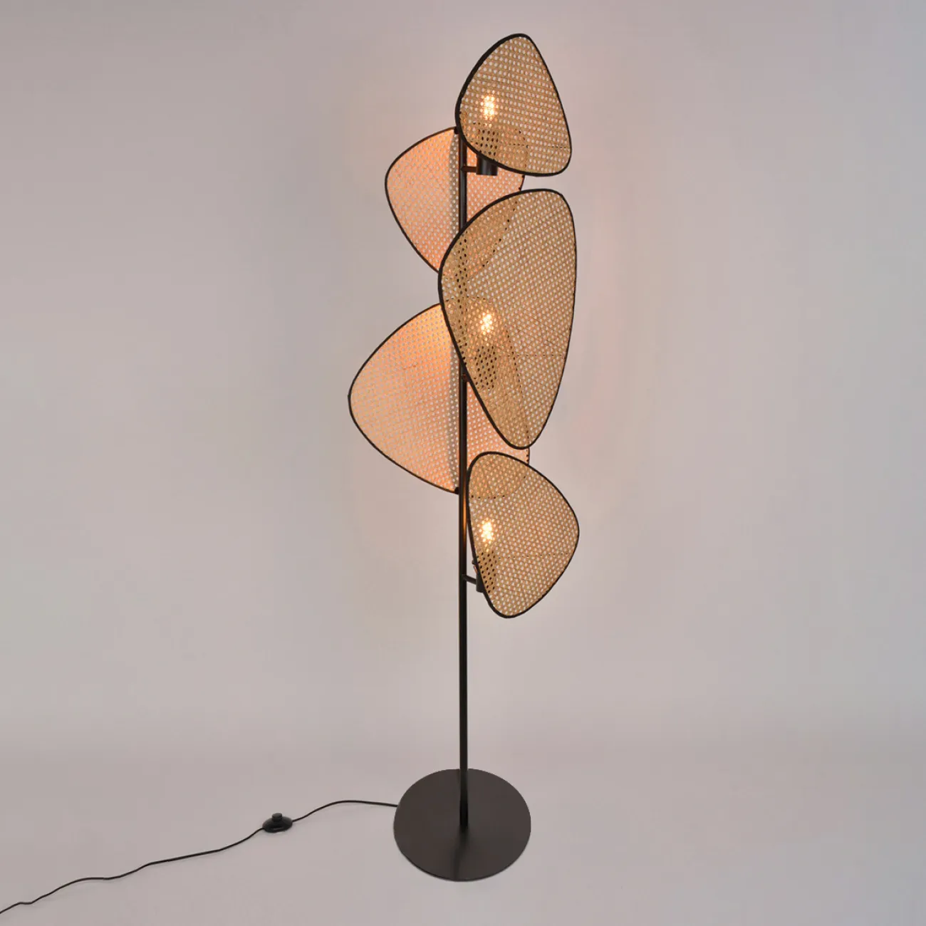 Напольный светильник с разноуровневыми треугольными рассеивателями из бамбукового плетения RAVDNA B FL Напольный светильник с разноуровневыми треугольными рассеивателями из бамбукового плетения RAVDNA B FL