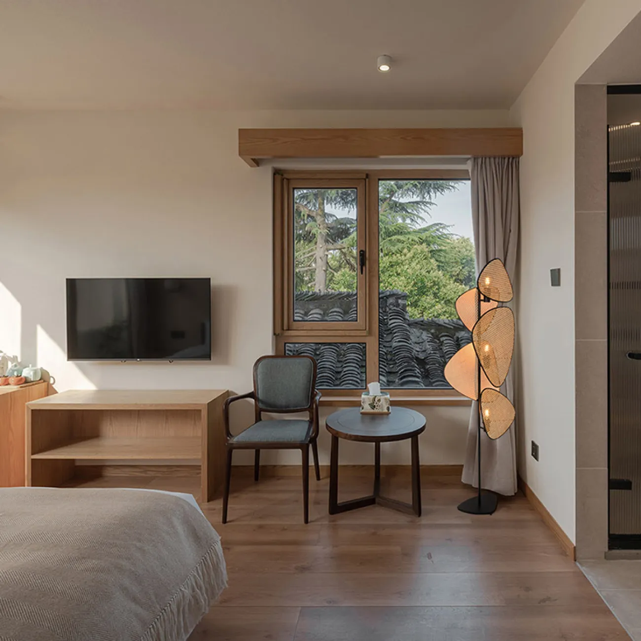 Напольный светильник с разноуровневыми треугольными рассеивателями из бамбукового плетения RAVDNA B FL Напольный светильник с разноуровневыми треугольными рассеивателями из бамбукового плетения RAVDNA B FL