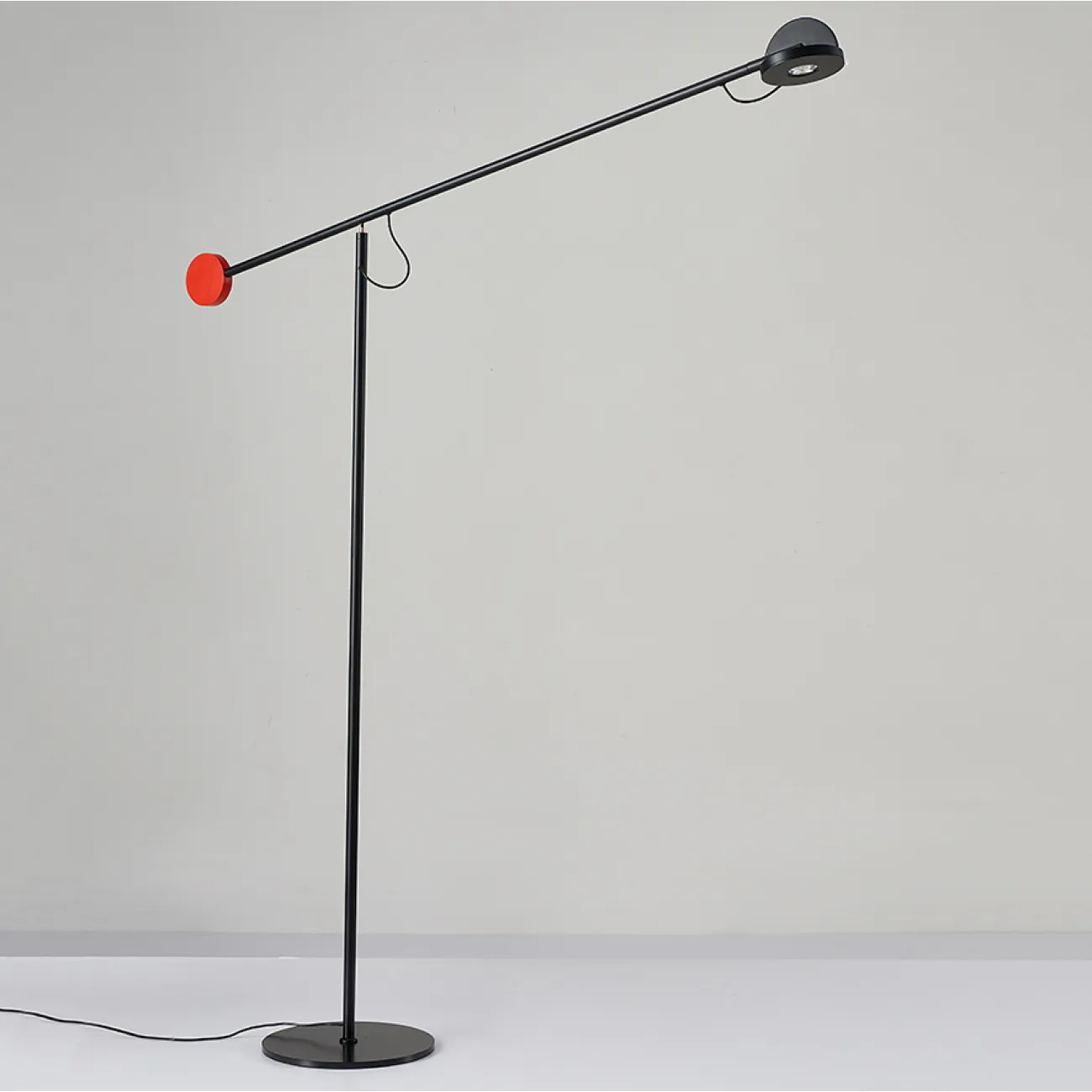 Торшер с дискообразным плафоном на подвижной штанге с красным наконечником DUKE